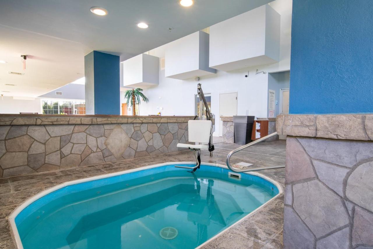 Holiday Inn Express Hotel & Suites Bedford By Ihg Kültér fotó