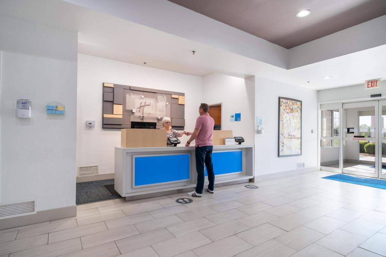 Holiday Inn Express Hotel & Suites Bedford By Ihg Kültér fotó